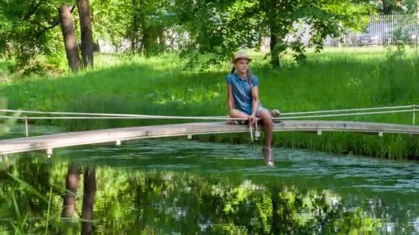 Meisje op een wandeling in het park — Stockvideo