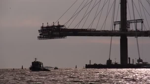 Bau einer Brücke über die Meerenge — Stockvideo