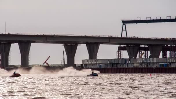 Ιππασία στο τζετ σκι στο ηλιοβασίλεμα υπόβαθρο — Αρχείο Βίντεο