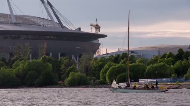 St Petersburg, Rusya, 2 Temmuz 2016. Finlandiya Körfezi yapraklarda tekne. — Stok video