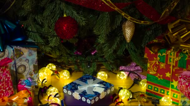 Presentes Maravilhosos Sob Árvore Natal Câmera Lentamente Desce Abaixo Árvore — Vídeo de Stock