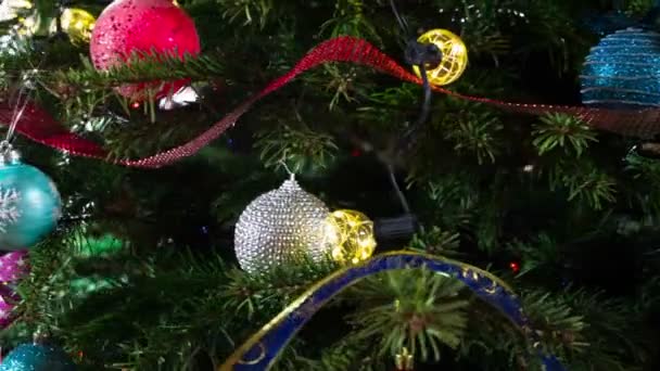 Karácsonyfa Ragyogó Golyókkal Díszítve Karácsonyfa Ágak Díszített Fényes Csillogó Koszorúk — Stock videók