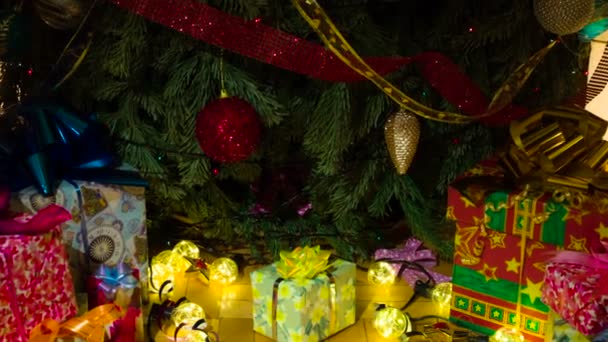 Різдвяні Подарунки Всієї Родини Камера Повільно Спускається Під Прикрашену Ялинку — стокове відео