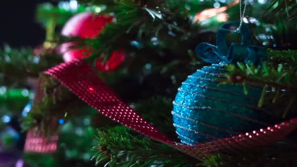 Julgransdekorationer Julgransgrenar Dekorerade Med Ljusa Glittrande Kransar Och Juldekorationer Rör — Stockvideo