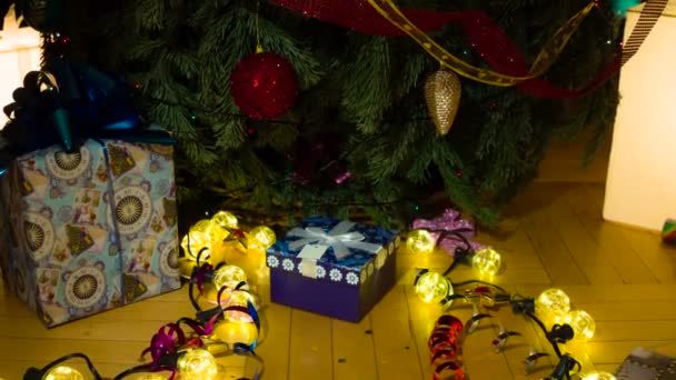 크리스마스 아래서 선물을 카메라는 선물이 크리스마스 트리의 밑부분에서 천천히 점진적으로 — 비디오