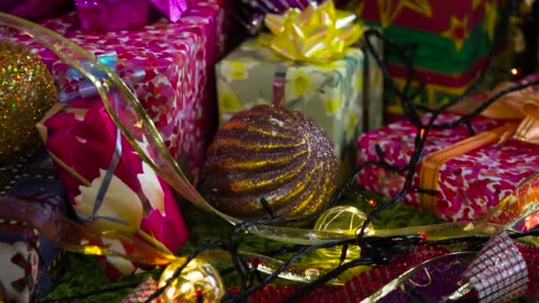 Decorações Natal Guirlandas Câmera Move Lentamente Longo Uma Variedade Caixas — Vídeo de Stock