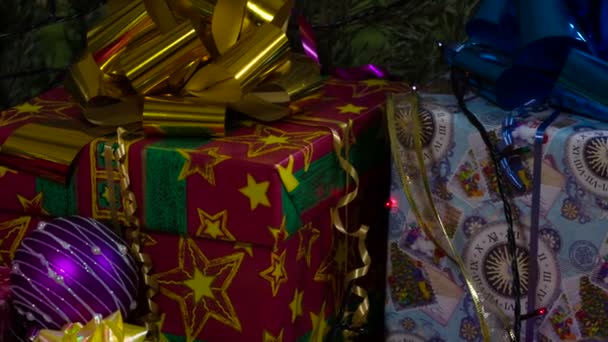 크리스마스 선물은 갈런드의 카메라는 반짝이는 크리스마스 반짝이는 정원으로 상자를 천천히 — 비디오