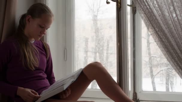 Schneesturm Vor Dem Fenster Teenager Mädchen Sitzt Auf Der Fensterbank — Stockvideo