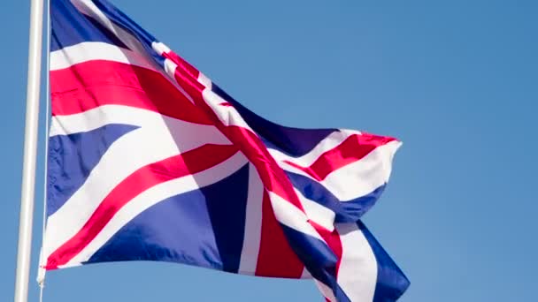 大英帝国的旗帜在太阳旁边飘扬 大旗在阳光的照耀下飘扬 在蓝天的迎风飘扬 慢动作240 Fps — 图库视频影像
