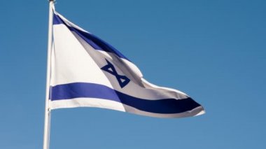Israel Flag Waves the Wind. Büyük Eyalet Bayrağı güneş tarafından aydınlatılır ve mavi gökyüzüne karşı destansı bir şekilde dalgalanır. Slow Motion 240 fps