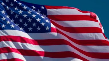 Kusursuz Amerikan Bayrağı Yavaş Dalgalanması. Büyük Eyalet Bayrağı güneş tarafından aydınlatılır ve mavi gökyüzüne karşı destansı bir şekilde dalgalanır. Slow Motion 240 fps