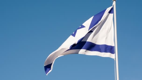 イスラエル国旗太陽によって点灯します 大きな旗は太陽によって照らされ 青い空に対して風の中で心を込めて舞います スローモーション240 Fps — ストック動画
