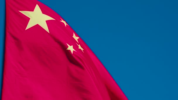 Kínai Zászló Lengeti Szelet Nagy Állam Zászlaját Megvilágítja Nap Hősiesen — Stock videók