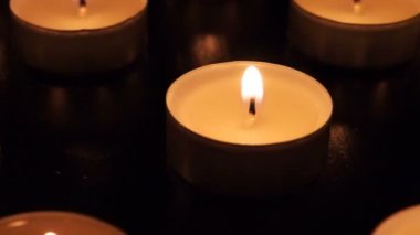 Kamera Hareketi Yanan Mumları Geçti. Kamera, zifiri karanlıkta yanan küçük mumlarla sahada yavaşça hareket ediyor. Havanın hareketi ile hareket eden alevler. 120fps hızla çekilmiştir.