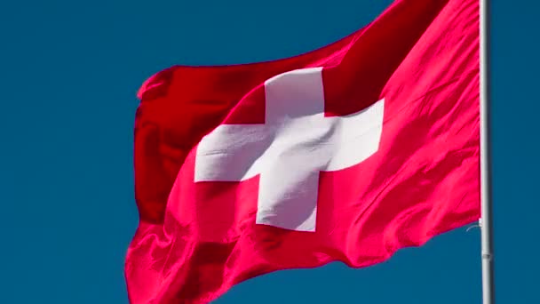 Швейцарский Флаг Вихляет Ветром Большой Государственный Флаг Освещается Солнцем Эпично — стоковое видео