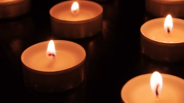 Πολλά Κεριά Που Καίγονται Κάμερα Κινείται Αργά Κατά Μήκος Του — Αρχείο Βίντεο