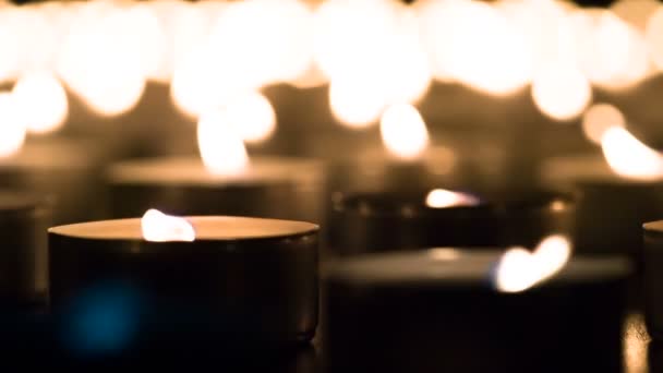 Verblassende Kerzen Brennen Ein Feld Brennender Kerzen Aus Nächster Nähe — Stockvideo