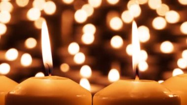 Yanan Mumların Romantik Atmosferi. Dört büyük mum arka planda birçok küçük ışığa yakın.