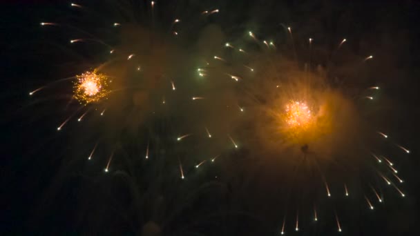 Lentamente Expandiendo Bolas Fuegos Artificiales Brillantes Destellos Explosiones Fuegos Artificiales — Vídeo de stock