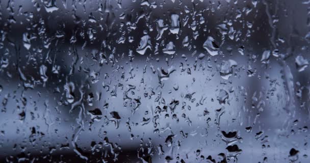 Krople Deszczu Szkło Mokry Śnieg Topnieje Spływa Szybie Ciemne Niewyraźne — Wideo stockowe