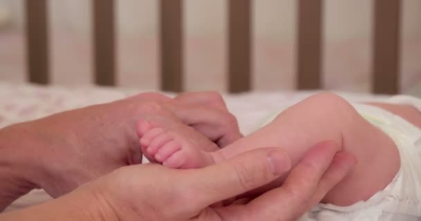 Fars Kärleksfulla Händer Nyfödd Bebis Blöja Skötbordet Man Hand Försiktigt — Stockvideo
