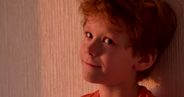 Günbatımındaki Çocuk Kızıl Saçlı Kıvırcık Çocuk Gün Batımının Parlak Işınlarında — Stok video