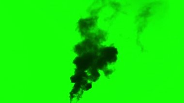 Kara Duman Yangının Üzerinde. Alfa Kanalı. Yanan büyük bir cisimden siyah duman yükselir. Kameradan orta mesafede yanmış ekipman ve binaları canlandırmak için ideal.