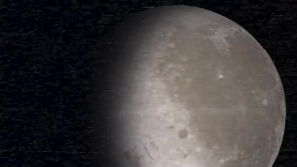 月を軌道から撮影する カメラは円軌道を移動し 宇宙船から月を周回する飛行をシミュレートします ビデオはノイズと歪みを持つアナログ信号として様式化されています — ストック動画