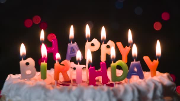 Geburtstagstorte Als Überraschung Kuchen Mit Kerzen Form Einer Inschrift Happy — Stockvideo