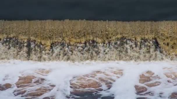 Ποταμός Flow Falls Από Την Άκρη Ένα Ρυάκι Καφέ Κίτρινου — Αρχείο Βίντεο
