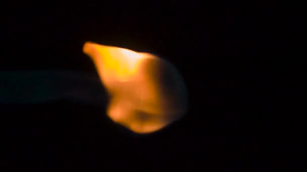 火焰在气体流中闪耀 火焰在黑暗中喷发出易燃气体 造成了明亮的火焰形象 以240毫秒的速度拍摄 — 图库视频影像