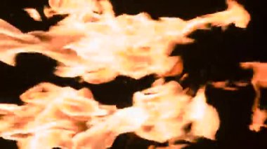 Paralel Alev Irmakları. Siyah arkaplanda yatay bir yönde yoğun bir şekilde yanan iki meşale yanıyor. Slow Motion 240 fps