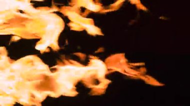 Karanlıktaki Ateş Duvarı. Katı bir alev akışı ekranın sol tarafından siyah bir arkaplana doğru yatay olarak hareket eder. Slow Motion 240 fps