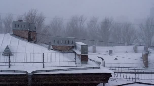 Nevadas Ciudad Vieja Europea Nieve Pesada Tormenta Nieve Sobre Techos — Vídeo de stock