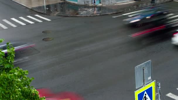 시내에 내렸다 타이밍 가속도에 노출에 차들은 도시의 교차로를 속도로 움직이고 — 비디오