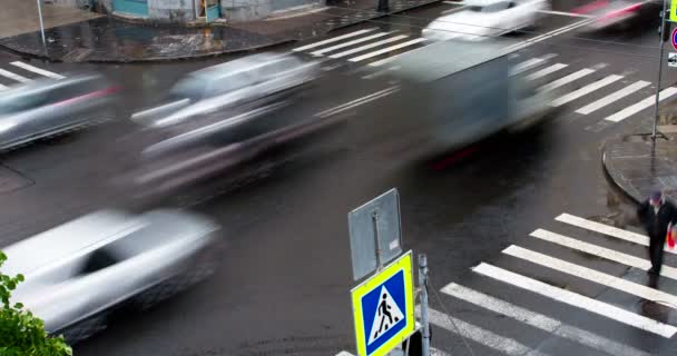 도로에서 심해요 타이밍 가속도에 노출에 차들은 도시의 교차로를 속도로 움직이고 — 비디오