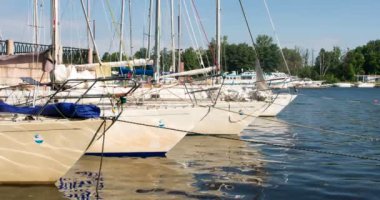 Anchorage 'daki yatlar. Beyaz yatlar dizildi. Parlak tahtalarda güneş parıldıyor. 120fps hızla çekilmiştir.