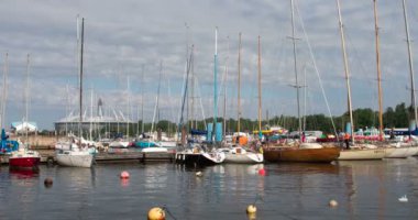 Körfeze parkedilmiş yatlar. Körfezdeki rıhtımın yanında çeşitli yatlar sıraya dizilmişti. 120fps hızla çekilmiştir.