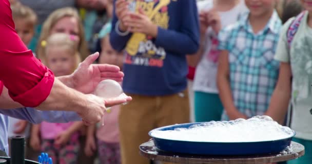 Vuurtrucs Met Zeepbellen Straatgoochelaar Toont Grappige Trucs Met Zeepbellen Gefilmd — Stockvideo