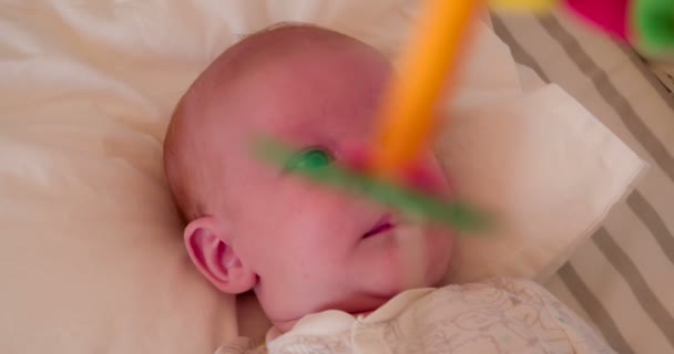 Schlaflied Schlafenszeit Das Monate Alte Baby Ist Laufstall Zwischen Ihm — Stockvideo