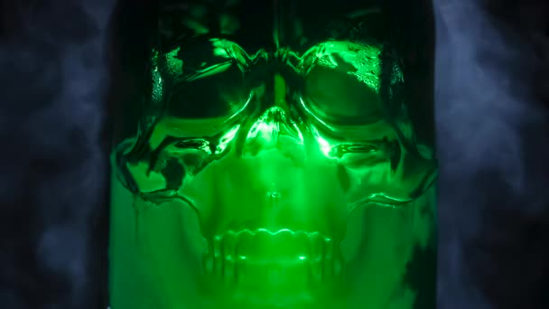 Glödande Gröna Glasskalle Skalle Lyser Med Grönt Ljus Giftiga Ångor — Stockvideo