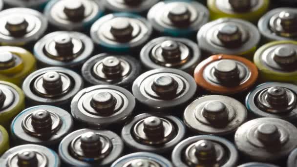 Batterien Für Die Entsorgung Vorbereiten Dichtes Batterie Array Bewegt Sich — Stockvideo
