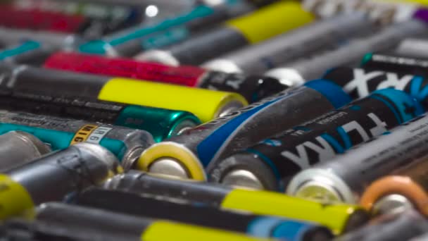 Ornement Piles Usagées Loop Grand Nombre Batteries Multicolores Disposées Dans — Video