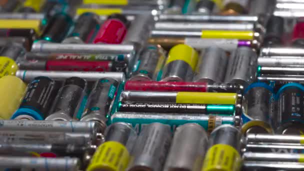 Endlose Menge Gebrauchter Batterien Schleife Eine Große Anzahl Mehrfarbiger Batterien — Stockvideo