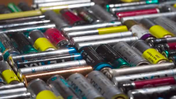 永无休止的旧电池数量 许多以垂直图案排列的多色电池在摄像机前移动 — 图库视频影像