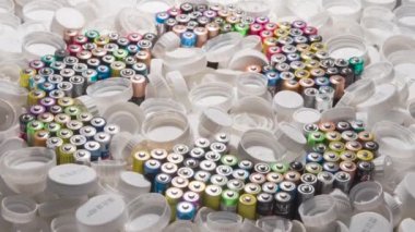 Atık Geri Dönüşüm Sembol Kavramı. Geri dönüşüm ve Geri Dönüşüm Sembolü eski AA pillerden oluşur. Etrafındaki boşluğu dolduran beyaz plastik kaplamalar arasında yavaşça döner.