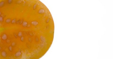 Physalis Berry Burst ve Spread. Physalis böğürtlenleri sıkıştırılır ve parlak beyaz bir arka planda ezilerek sulu bir hamur ve tohum patlaması yaratır. 120fps 'te atış