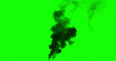 Kara Duman Yangının Üzerinde. Alfa Kanalı. Yanan büyük bir cisimden siyah duman yükselir. Kameradan orta mesafede yanmış ekipman ve binaları canlandırmak için ideal.