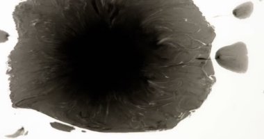 Depresyonun Karanlık Düşünceleri. Beyaz kağıda mürekkep damlaları düşer, güzel ıslak lekeler ve lekeler yaratır. 120fps hızla çekilmiştir.