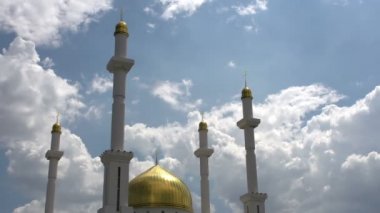 Beyaz bulutların üzerinde cami